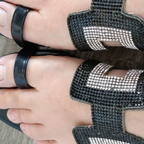 Voi & Noi black flat sandals like new, size 39 with silver rhinestones