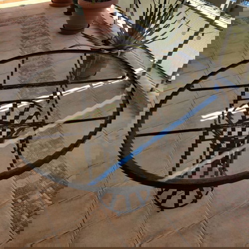 Εξωτερικό τραπέζι βεράντας μεταχειρισμένο, χειροποίητο, στρογγυλή επιφάνεια με τζάμι