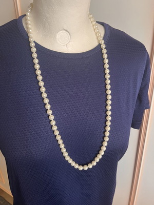 Necklace like new, white fake pearls