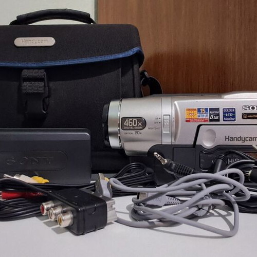 Sony Handycam Vision Hi8 video camera like new, complete set