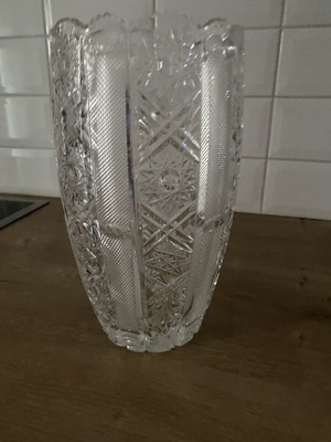 Crystal vase like new, heavy and stable