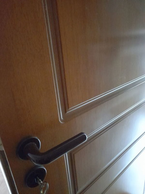 Πόρτα ξύλινη εσωτερική σαν καινούργια με πόμολο χωρίς κάσωμα