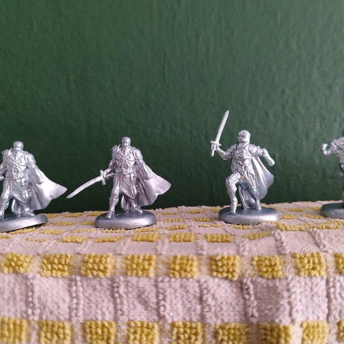 Figure set like new, 4 pieces for role-playing and board games