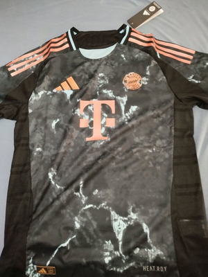 Bayern away 24-25 jersey used, good condition, size XL