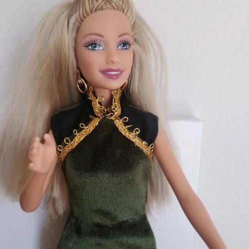 American Idol Barbie 2005 used with original earrings