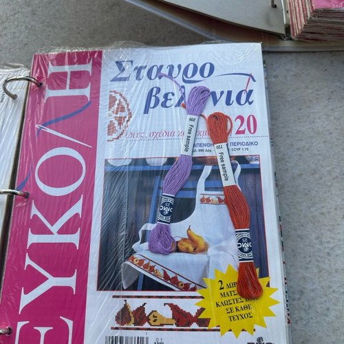 Easy Cross Stitch Magazines new, 36 issues with 2 binders