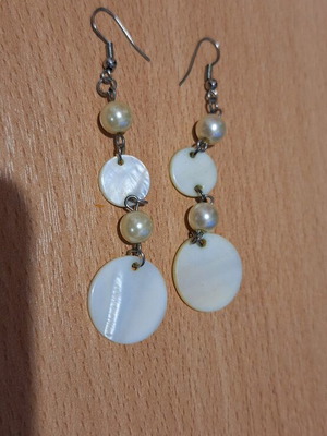 Earrings with pearls and mother-of-pearl new, white and silver
