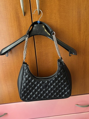 Black shoulder bag with silver chain strap, medium capacity