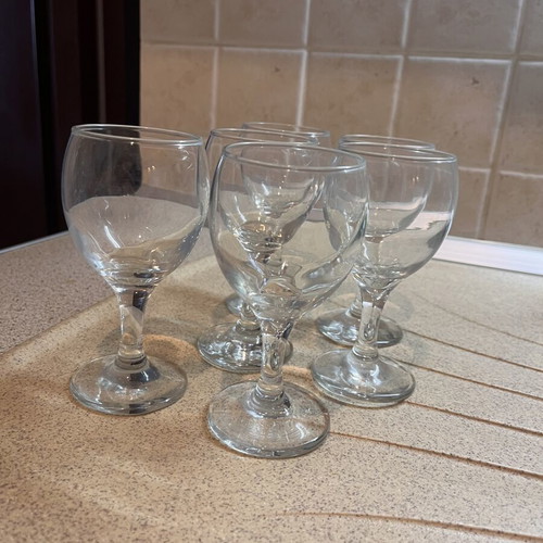 Wine glasses set of 6 like new