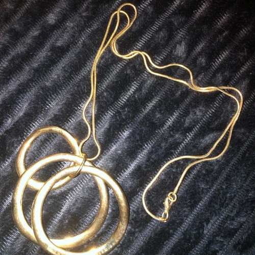 Necklace with three gold concentric rings like new