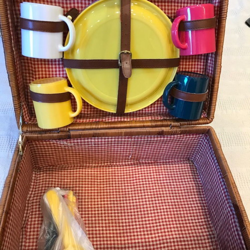 Wicker picnic basket like new with equipment and 4 plates