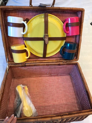 Wicker picnic basket like new with equipment and 4 plates