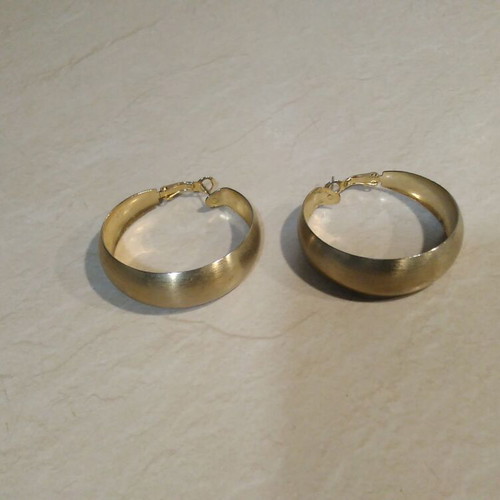 Earrings gold tone, new, pair of 2 hoops from 1995