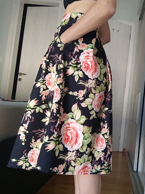 Floral midi skirt used, high-waisted with pockets, size XS