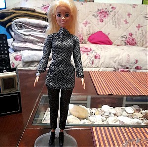 Barbie με ιδιαίτερο συνολο και βραχιόλι