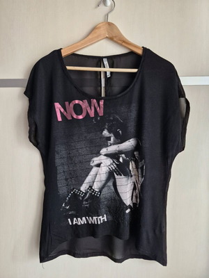 Top Bershka μεταχειρισμένο, μαύρο διάφανο με print και studs μέγεθος M