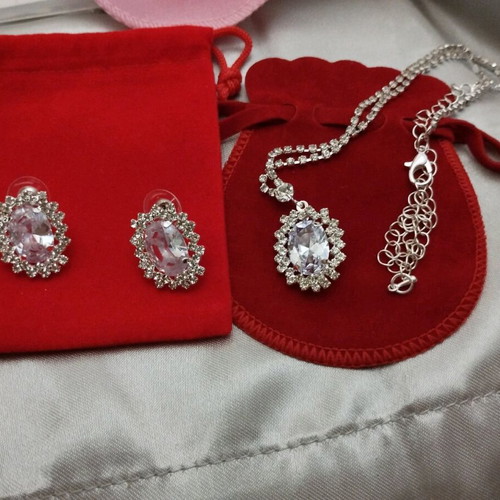 Necklace and earrings set new