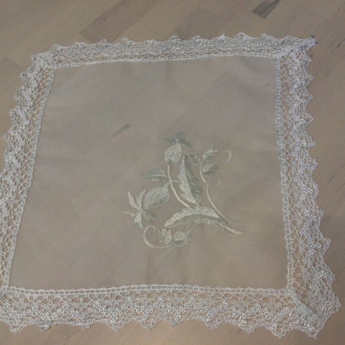 Set of 4 white transparent table linens with machine embroidery and lace new