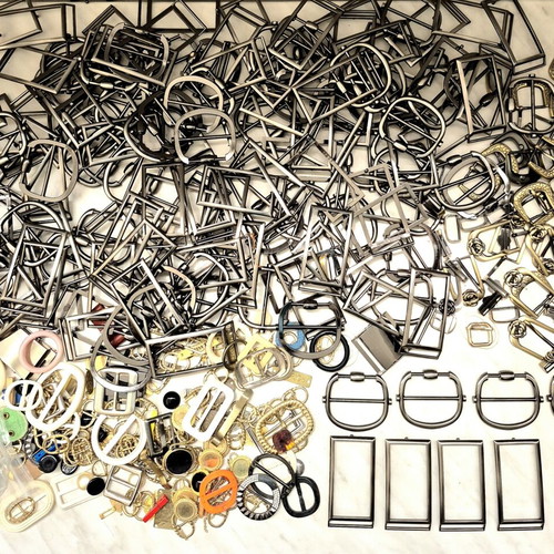 Belt buckles set like new, over 200 pieces, metal and plastic