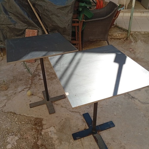 Outdoor tables with metal cross base, set of 2