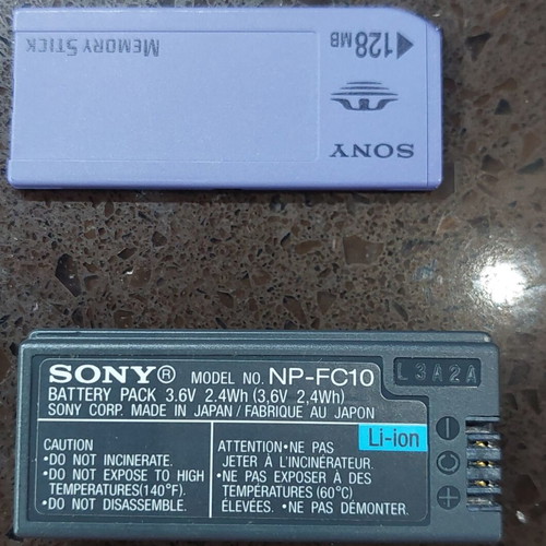 Sony Cyber-shot DSC-P9 4.0MP camera like new, complete set