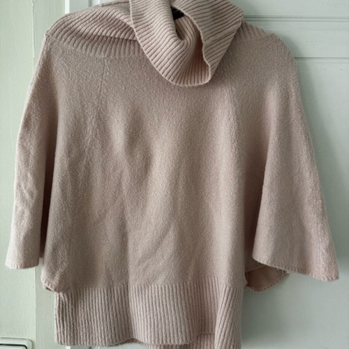 Knitted pink bell-sleeve turtleneck shirt like new