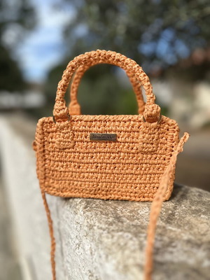 Handmade straw shoulder bag in orange with zipper and lining