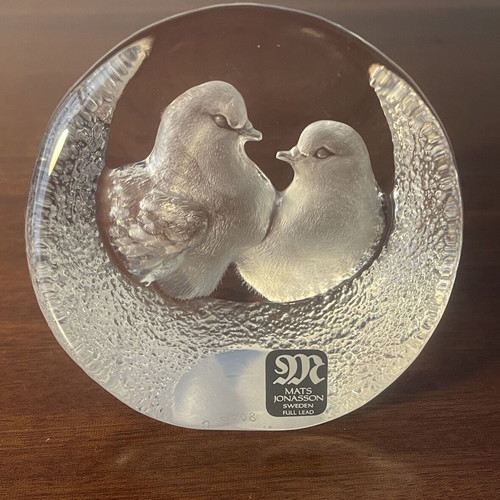 Collectible crystal paperweight Mats Jonasson Sweden "Turtle Doves" like new