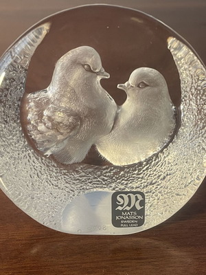 Collectible crystal paperweight Mats Jonasson Sweden "Turtle Doves" like new