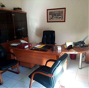 Γραφείο γωνιακό με τροχήλατο κομοδίνο τριών συρταριων και καρέκλα επαγγελματία