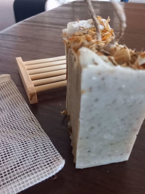 Χειροποίητο σετ σαπούνι 190 γρ extra large με ξύλινη σχαρίτσα και πουγκί
