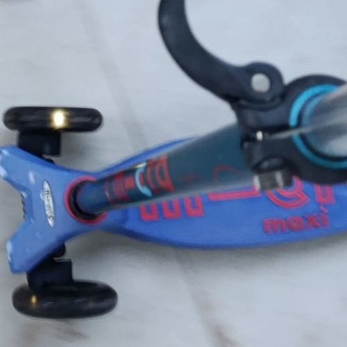 Micro Maxi kids scooters used, pack of 2, light-up wheels