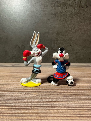 Looney Tunes Kinder Surprise 2004 figures like new, set