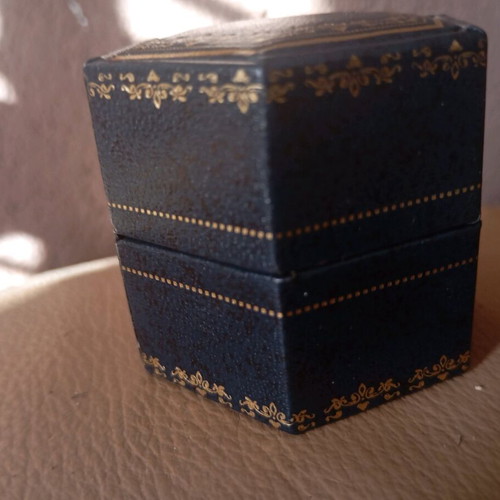 Elegant English vintage leather jewelry box like new with gold ornaments