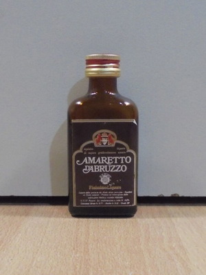 Amaretto D' Abruzzo ликьор старо стъклено мини бутилка 20 мл запечатано като ново