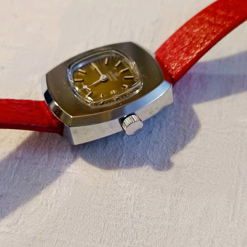 Winding women's watch unused, 32 millimeters size