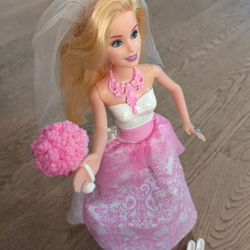Barbie bride doll with bouquet and shoes like new