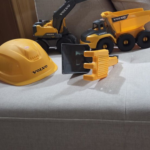 Dickie F/W Volvo construction playset with 2 vehicles, helmet and tools