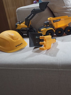 Dickie F/W Volvo construction playset with 2 vehicles, helmet and tools