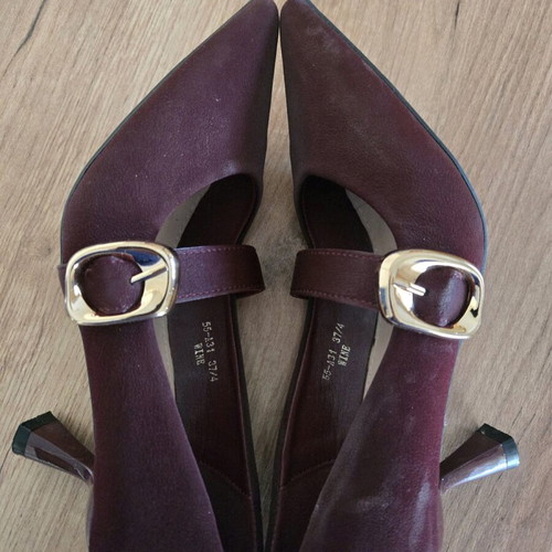 Suede texture bordaux pumps with low heels like new