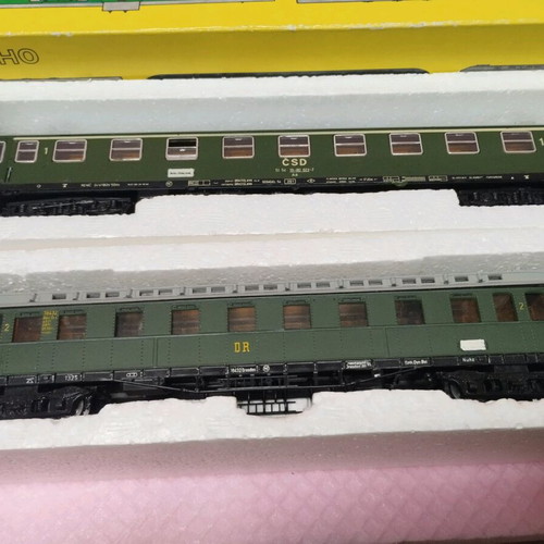 Passenger train cars HO scale like new with boxes
