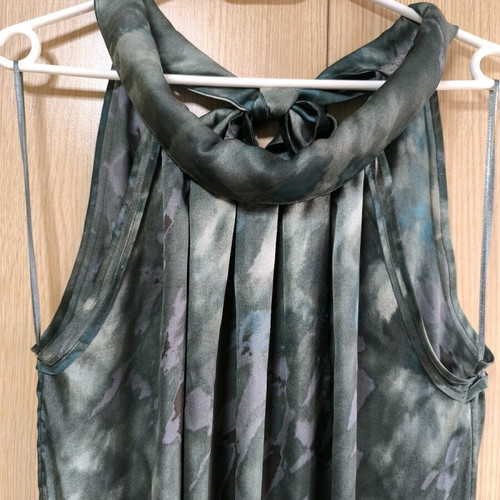 Satin sleeveless dress with neck tie, size L, like new
