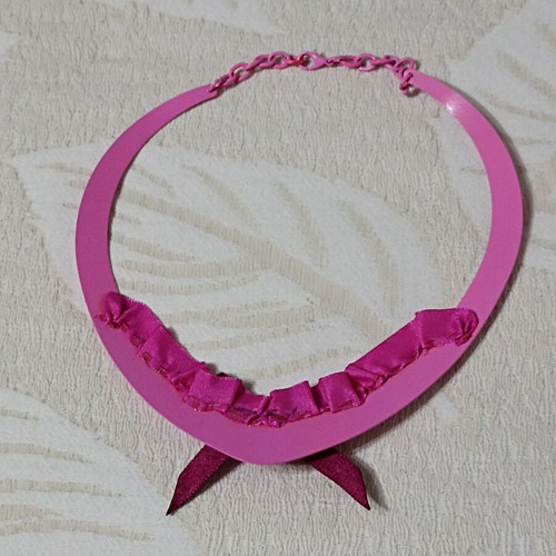 Metal choker necklace new, fuchsia with burgundy bow