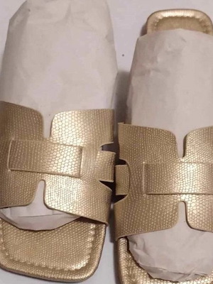 Slip on σανδάλια χρυσάφια σαν καινούργια, μέγεθος 41-42
