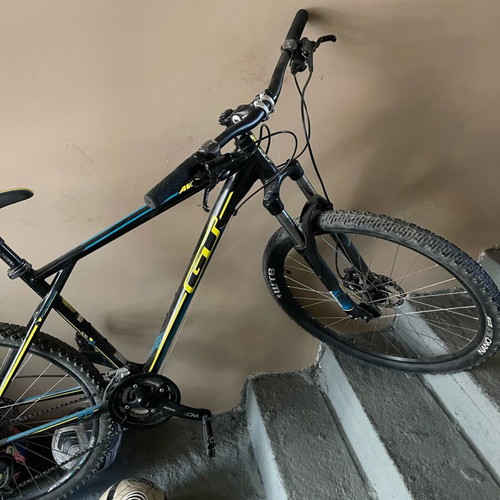 GT Avalanche 27.5 Mountain Bike like new, disc brakes, front suspension