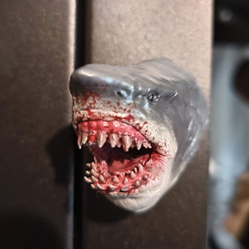 Jaws magnet like new, resin