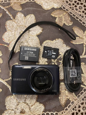 Samsung ES95 digital camera 16MP with 32GB memory
