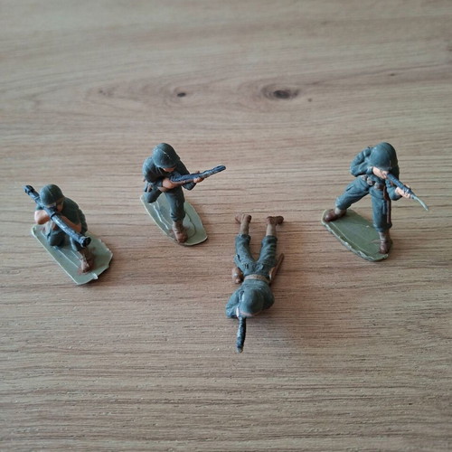 Vintage plastic military toy soldiers used, scale 1:32