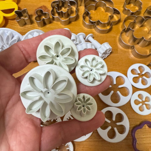 Baking cutters and plungers set 50+ used, flower theme