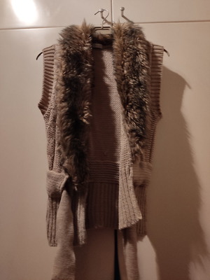 Knitted vest jacket used with fur collar and belt
